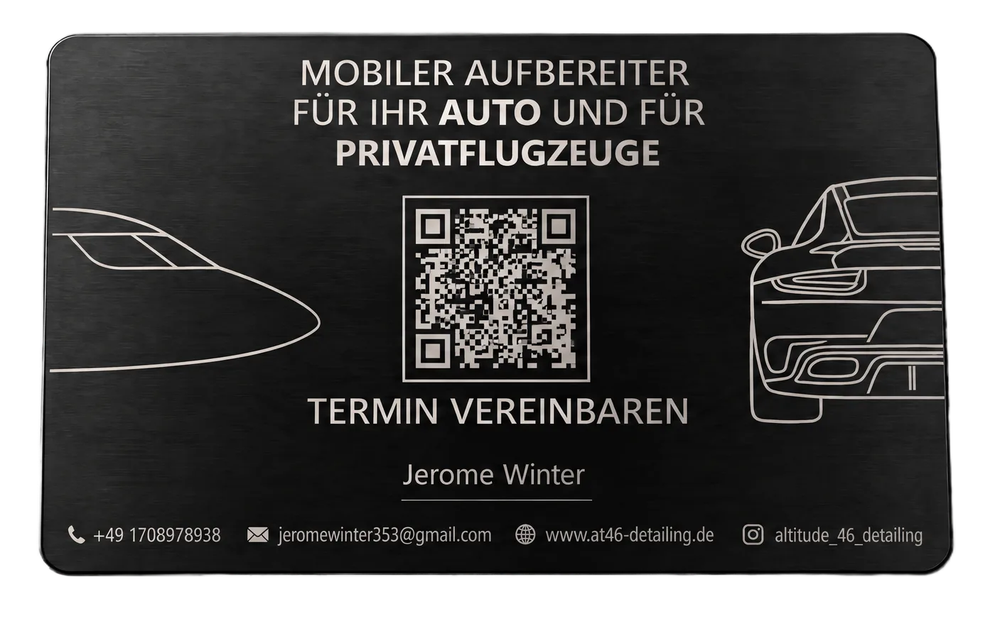 Rückseite derselben Karte: Jet und Sportwagen als Linienzeichnung, QR-Code „Termin vereinbaren“ und die Kontaktdaten