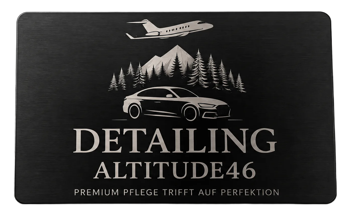 Vorderseite der schwarzen Metallkarte von Detailing Altitude46: Privatjet, Berge, Tannen und Sportwagen über dem gravierten Schriftzug
